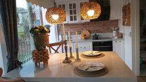 una cocina con una mesa con dos velas. en The White Swan Suites Beyoglu, en Estambul