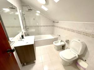Kúpeľňa v ubytovaní House in beach- Oporto