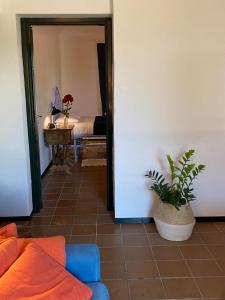 ein Wohnzimmer mit einem Sofa und einem Tisch mit einem Bett in der Unterkunft La Fornace in Alessandria