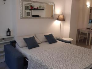 A bed or beds in a room at La Perla sul Lago di Como con parcheggio