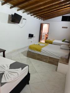 Postel nebo postele na pokoji v ubytování Hotel Brisas MEDELLIN
