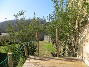 Lamonzie-Montastruc的住宿－La Salamandre，石墙入口,有栅栏和树木