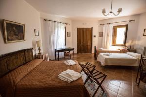 帕埃斯圖姆的住宿－Azienda Agrituristica Seliano，一间带两张床的卧室和一间客厅