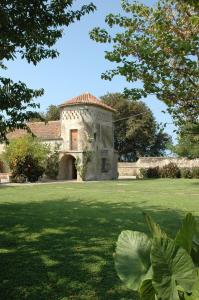 an old stone house in a field of grass at Azienda Agrituristica Seliano in Paestum