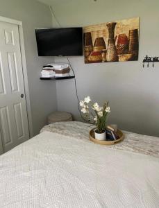 Un dormitorio con una cama y una bandeja con flores. en Sweet dreams private room across from the Hard Rock Casino en Tampa