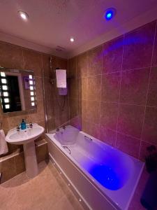 Ett badrum på Gleneagles Lettings