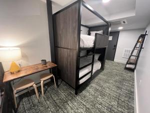 Kuchyň nebo kuchyňský kout v ubytování The Block Hotel & Commons