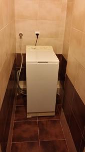 d'une petite salle de bains avec toilettes d'angle. dans l'établissement Apartment Dima, à Varna