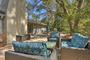 Χώρος καθιστικού στο Less Than 1 Mi to Beach Family-Friendly Hilton Head Home