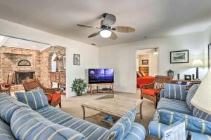 Μια τηλεόραση ή/και κέντρο ψυχαγωγίας στο Less Than 1 Mi to Beach Family-Friendly Hilton Head Home