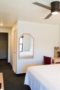 Ένα ή περισσότερα κρεβάτια σε δωμάτιο στο Two Sunsets Hotel