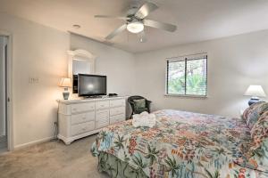 Ένα ή περισσότερα κρεβάτια σε δωμάτιο στο Less Than 1 Mi to Beach Family-Friendly Hilton Head Home