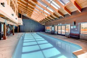 una gran piscina en un edificio con techo en Mountainside 673 Home en Frisco