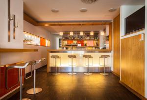um bar com bancos de bar num quarto em Best Western Hotel Am Straßberger Tor em Plauen