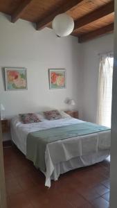 Tempat tidur dalam kamar di COMPLEJO DRUMMOND en el Camino del Vino