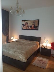 - une chambre avec un lit et un lustre dans l'établissement Bellissima casa di Svetlana, à Milan