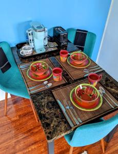uma mesa com pratos de comida em cima em Hilo Luxury Suite em Hilo