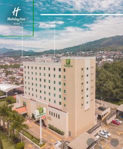 une vue de tête d'un hôtel dans une ville dans l'établissement Holiday Inn Uruapan, an IHG Hotel, à Uruapan del Progreso