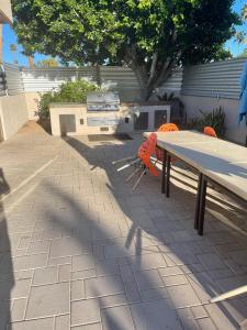 een picknicktafel en een stoel op een patio bij El Noa Noa in Palm Springs