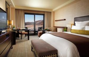 um quarto de hotel com uma cama grande e uma televisão em Intercontinental Alpensia Pyeongchang Resort, an IHG Hotel em Pyeongchang