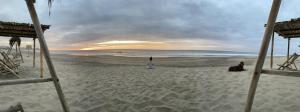 dos personas de pie en la playa al atardecer en Vistazul, en Vichayito