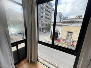 - une vue sur la rue depuis la fenêtre dans l'établissement Las piedras 1, à San Miguel de Tucumán