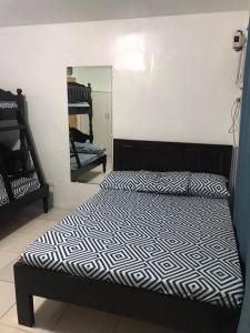 1 dormitorio con cama y espejo en RV3 TRANSIENT HOUSE en Ángeles