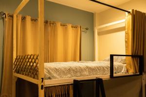 Postel nebo postele na pokoji v ubytování Dara Three Hostel ดาราตรี
