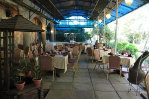 Restaurace v ubytování La Mada Hotel