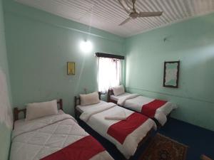 Una cama o camas en una habitación de Pushpa Guest House