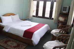 Una cama o camas en una habitación de Pushpa Guest House