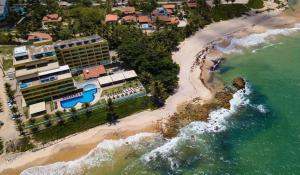 uma vista aérea de um resort numa praia em Life Tabatinga Beach-Flat com Wi-Fi em Conde