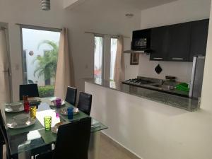 Una cocina o zona de cocina en Villa en Ibiza Residence II, disfruta en familia
