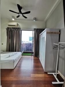 sypialnia z łóżkiem i wentylatorem sufitowym w obiekcie BC The Loft 3A Imago Studio w mieście Kota Kinabalu