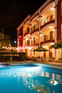 uma piscina em frente a um hotel à noite em La Casona Tequisquiapan Hotel & Spa em Tequisquiapan