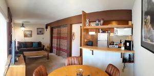 Kuchyň nebo kuchyňský kout v ubytování Comfortable Condo Great Location- Tamarack #12