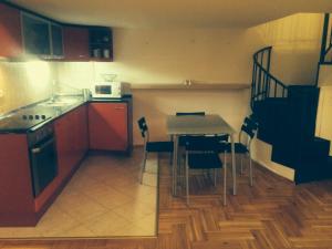 ブダペストにあるSushi Apartmanの小さなキッチン(テーブル、椅子付)