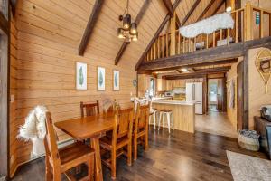 Un comedor con mesa y sillas de madera. en The Timbers, en McCall