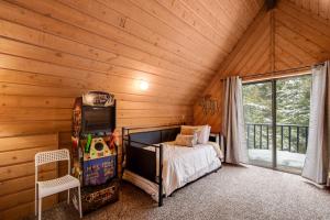 Dormitorio con cama y ventana en una cabaña en The Timbers, en McCall