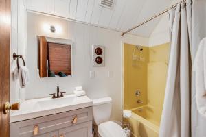 Un baño con lavabo, inodoro y ducha. en The Timbers, en McCall