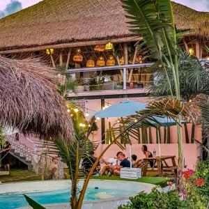 Der Swimmingpool an oder in der Nähe von Clandestino Hostel Canggu