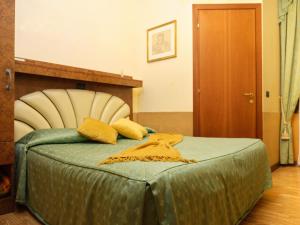 A bed or beds in a room at Atlantide Hotel