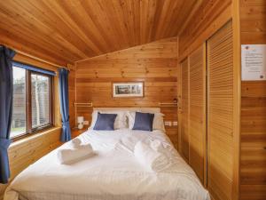 - une chambre avec un lit dans une pièce en bois dans l'établissement The Fold, à Keswick