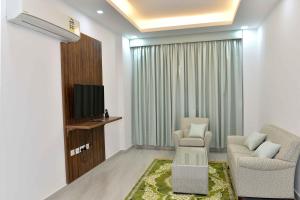 Μια τηλεόραση ή/και κέντρο ψυχαγωγίας στο Summit Hotel Suites - القمة للأجنحة الفندقيه