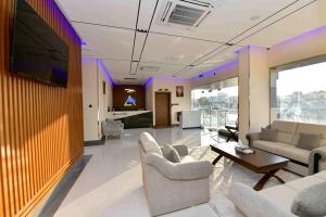 Μια τηλεόραση ή/και κέντρο ψυχαγωγίας στο Summit Hotel Suites - القمة للأجنحة الفندقيه