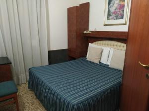 A bed or beds in a room at Atlantide Hotel