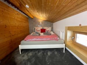 ein Schlafzimmer mit einem Bett in einer Holzwand in der Unterkunft Haus Erich K. in Berchtesgaden