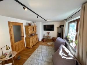 ein Wohnzimmer mit einem Sofa und einem Fenster in der Unterkunft Haus Erich K. in Berchtesgaden