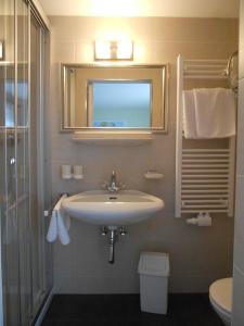 プルツにあるHaus Lutzのバスルーム(洗面台、鏡、トイレ付)