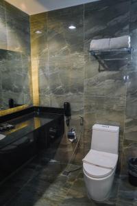 Koupelna v ubytování Marcian Garden Hotel + 37 fotografií